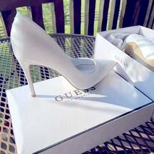size 7.5 white guess heels